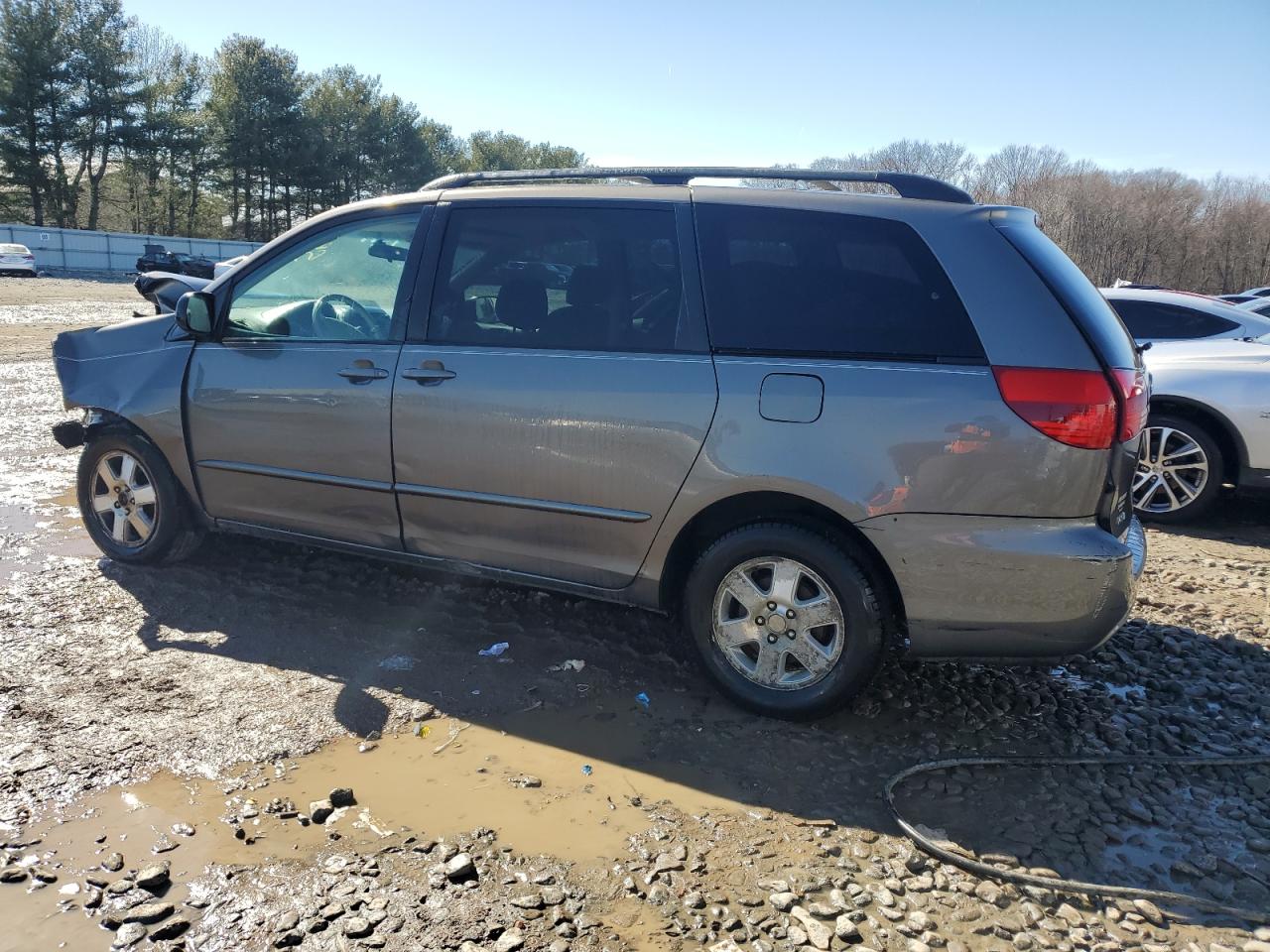 2004 Toyota Sienna - Image 2