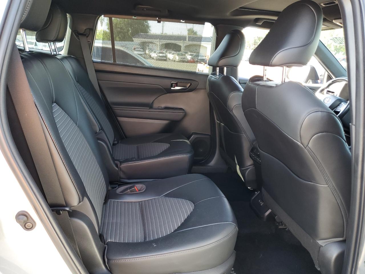 2022 Toyota Highlander - Image 10