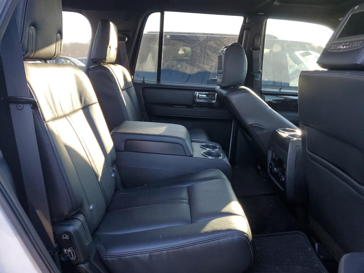 2016 Lincoln Navigator - Image 11