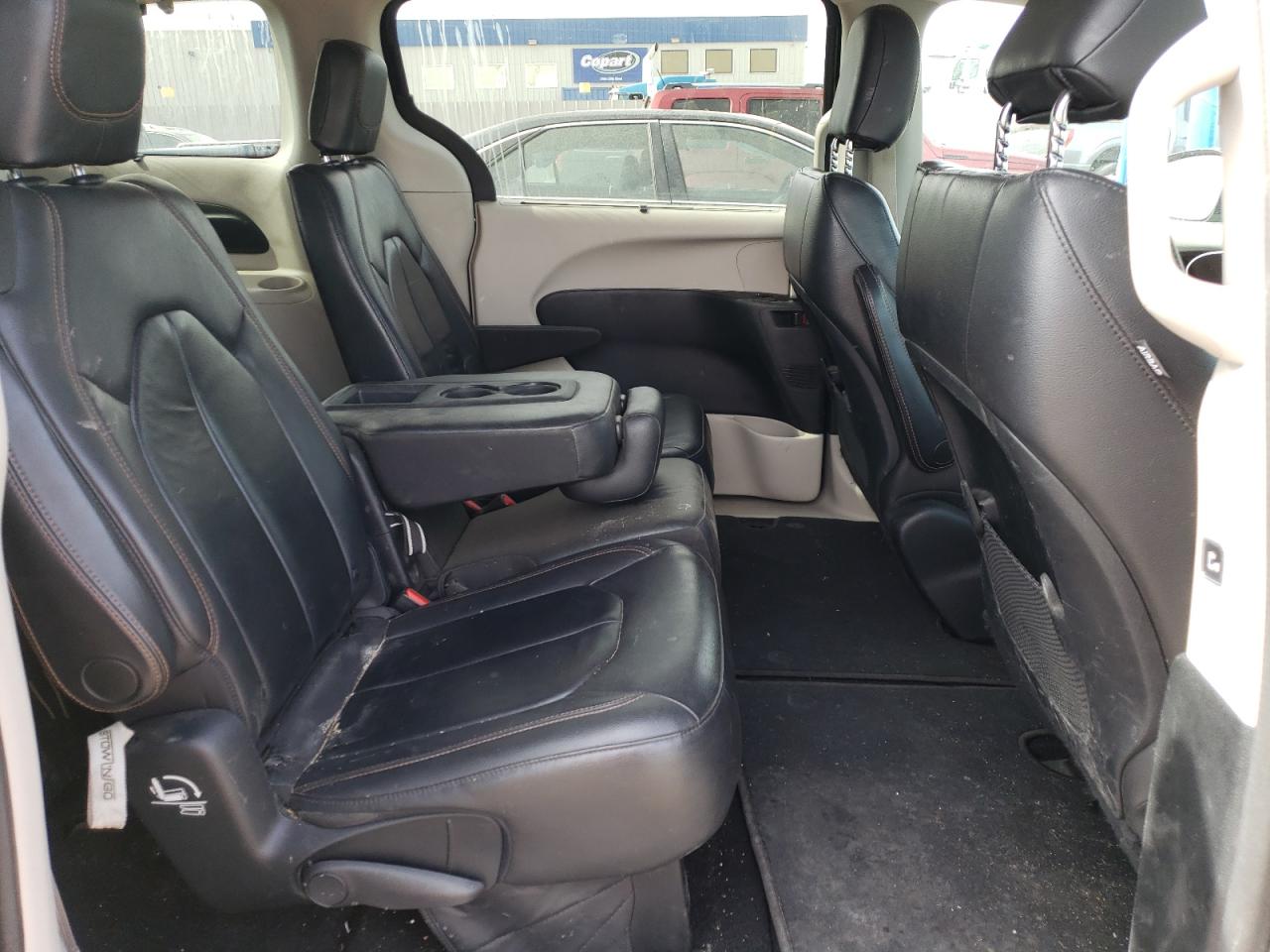 2017 Chrysler Pacifica - Image 11