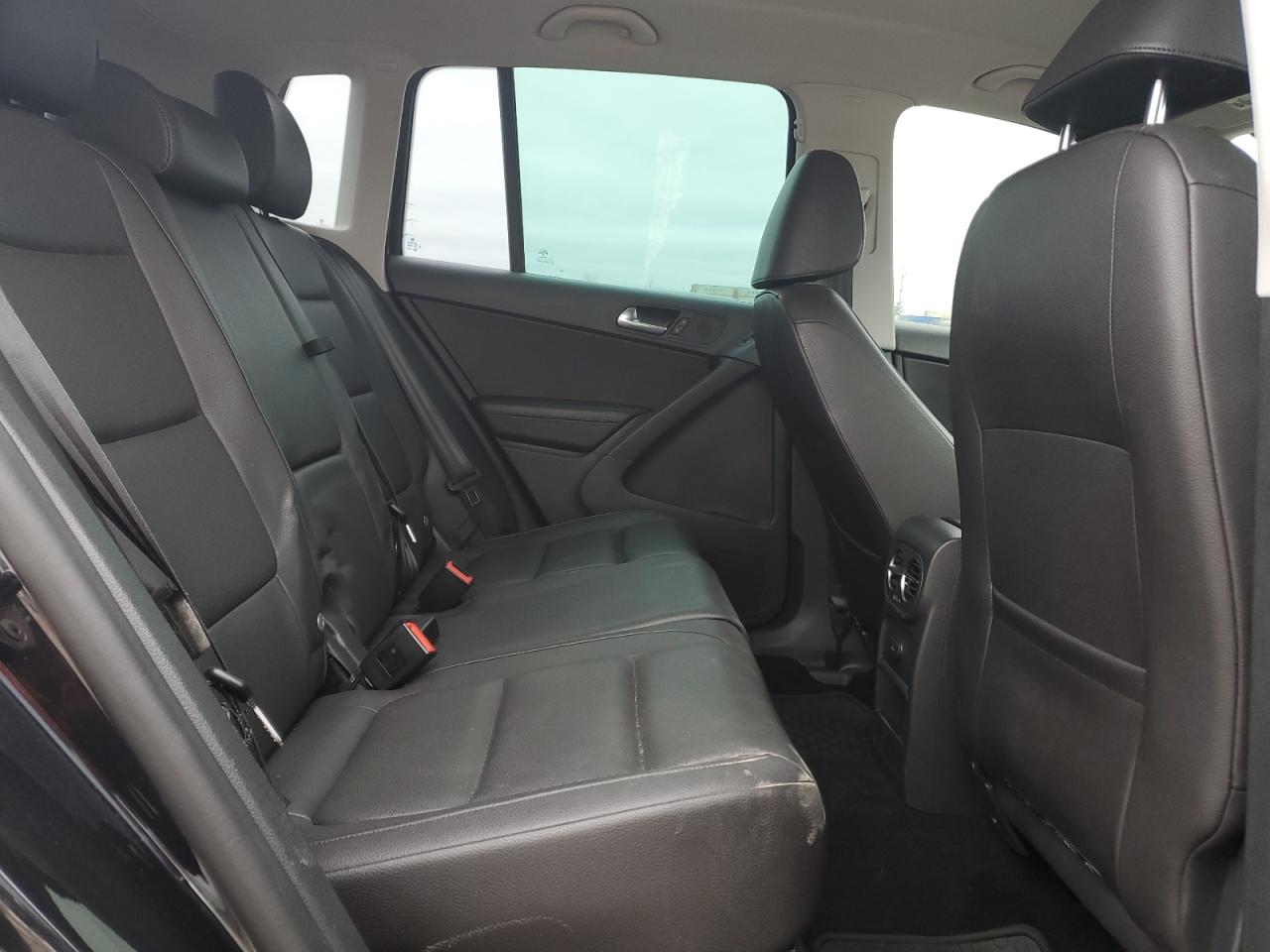 2017 Volkswagen Tiguan - Image 11