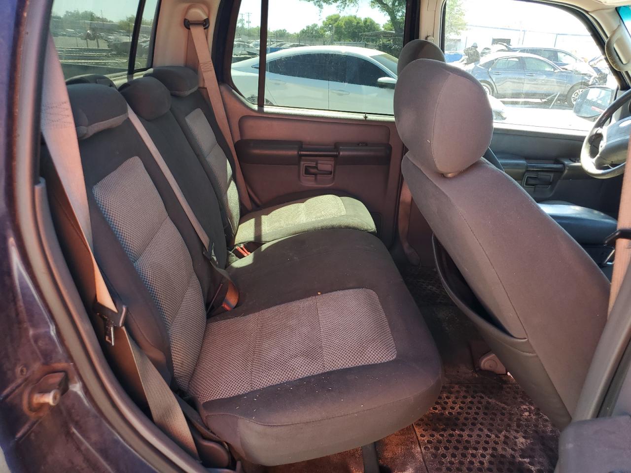 2005 Ford Explorer - Image 10