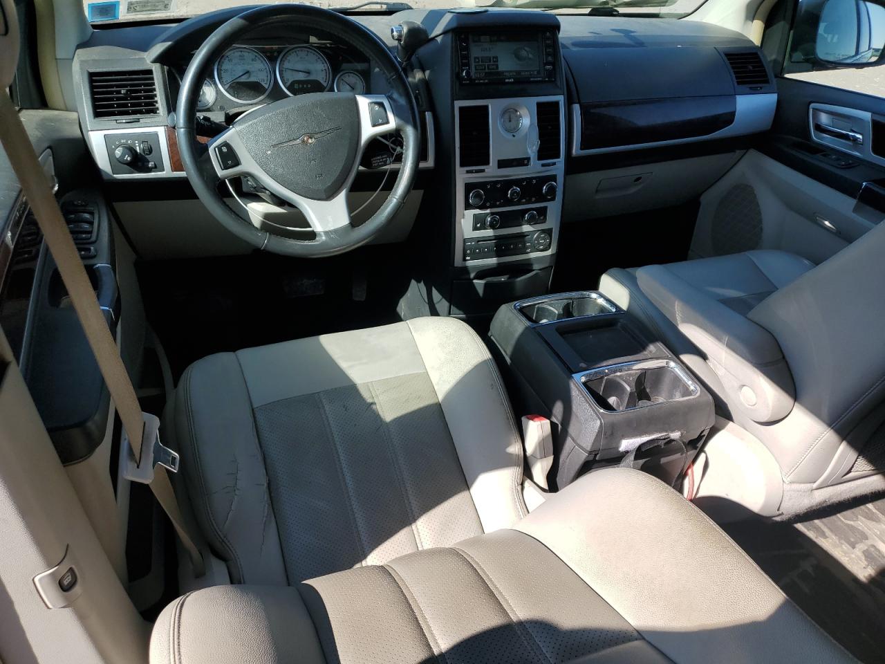 2010 Chrysler Town & Country - Image 8