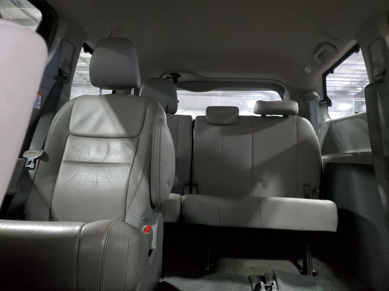 2015 Toyota Sienna - Image 10