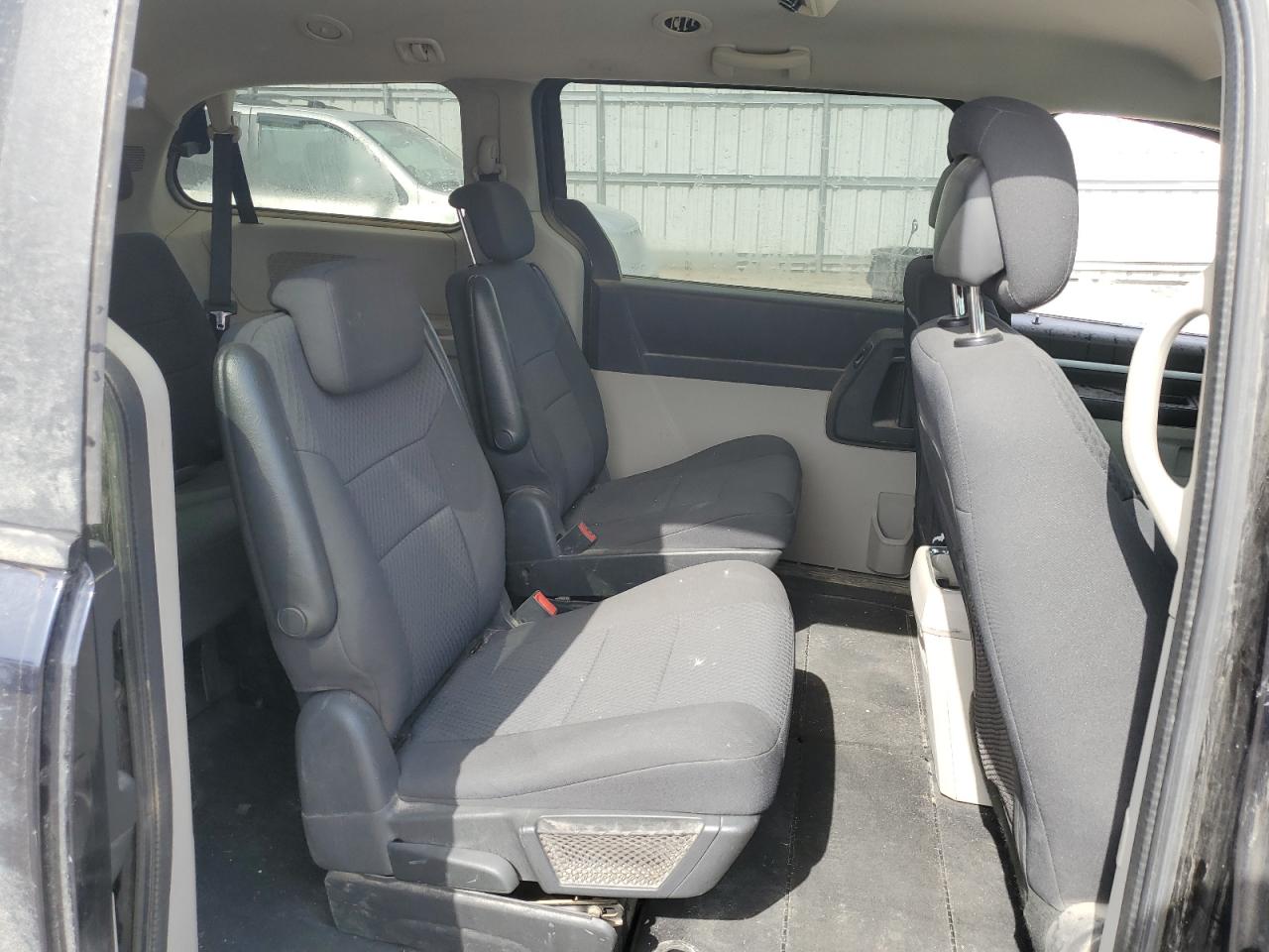 2010 Dodge Caravan - Image 11