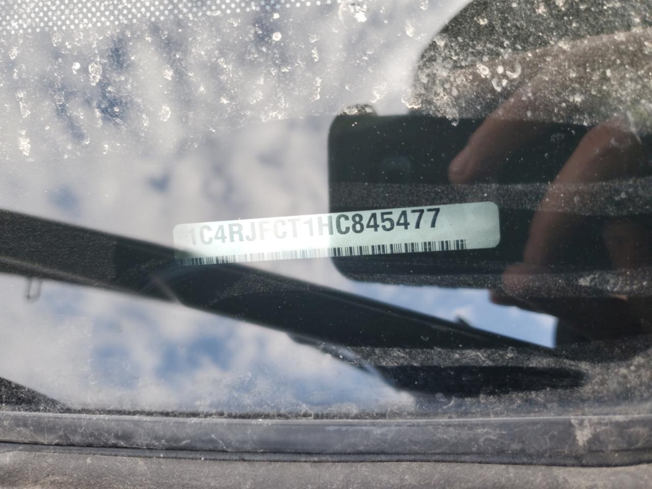 2017 Jeep Grand Cherokee - Image 13