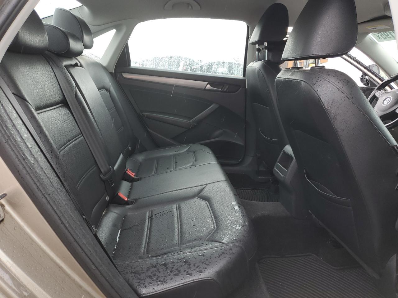 2015 Volkswagen Passat - Image 10