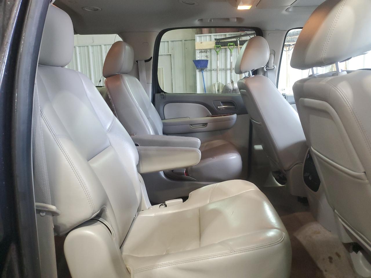 2011 Chevrolet Suburban - Image 11