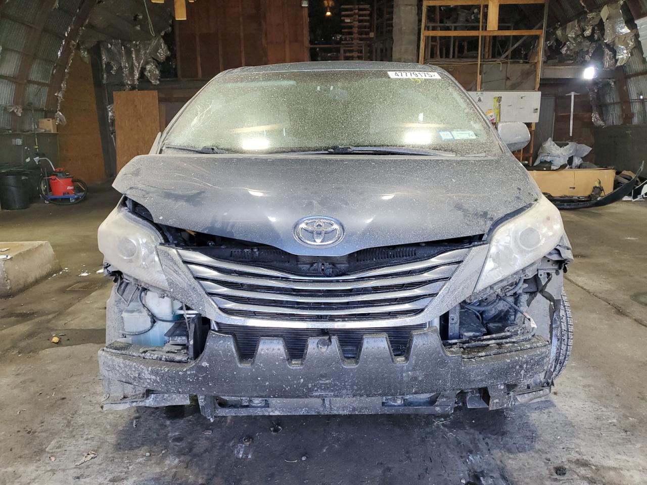 2015 Toyota Sienna - Image 5