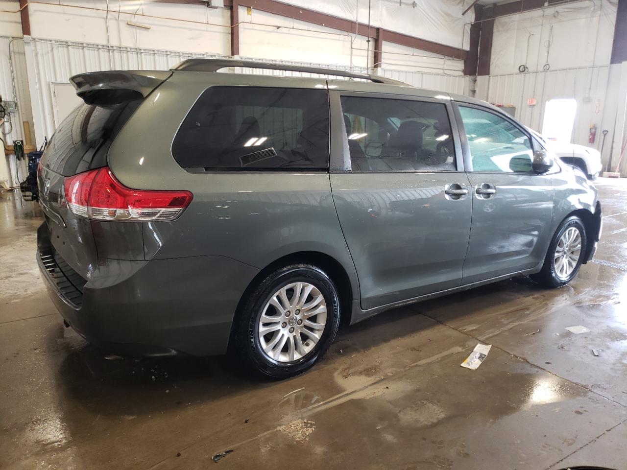 2013 Toyota Sienna - Image 3