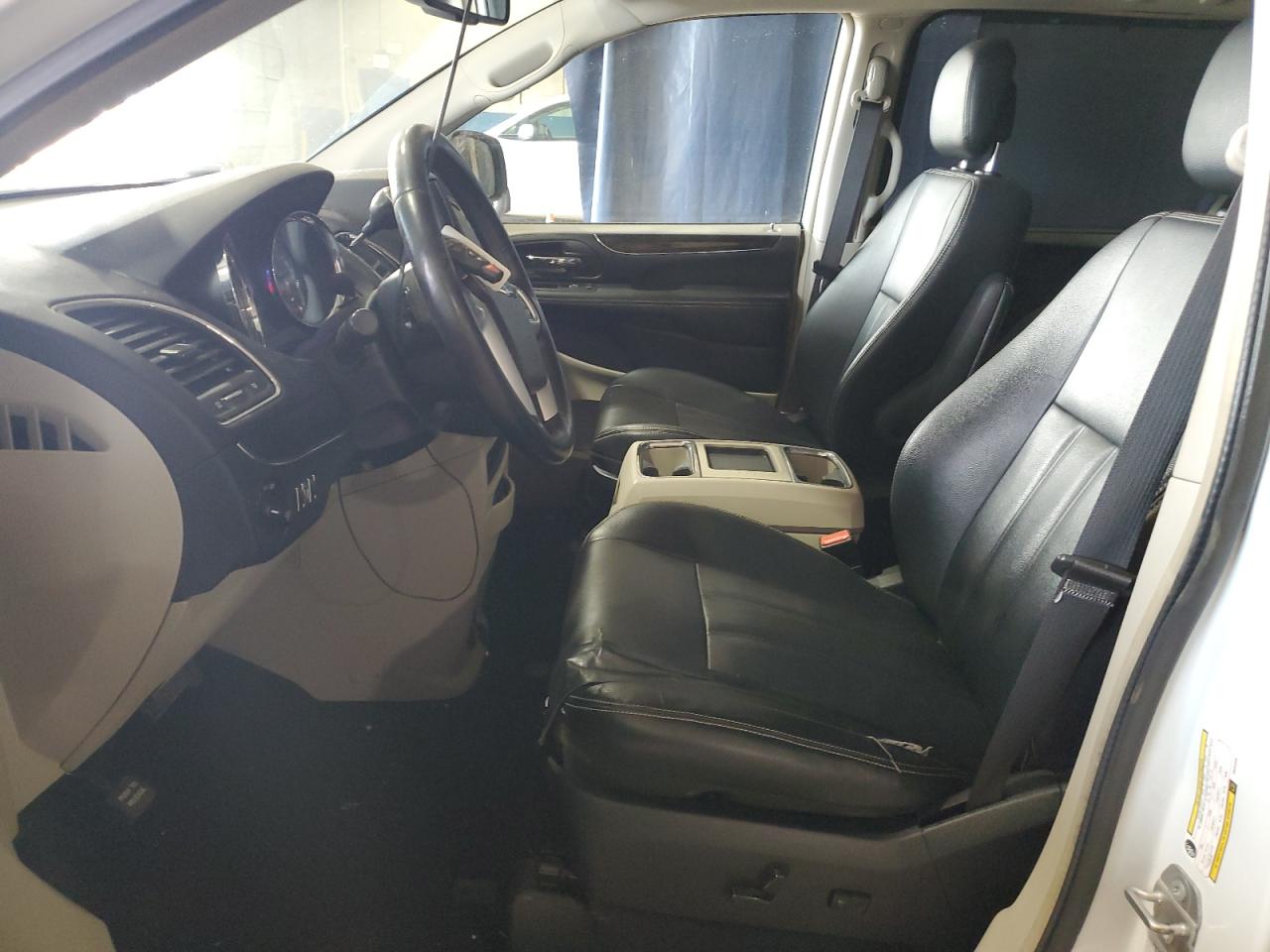 2016 Chrysler Town & Country - Image 7