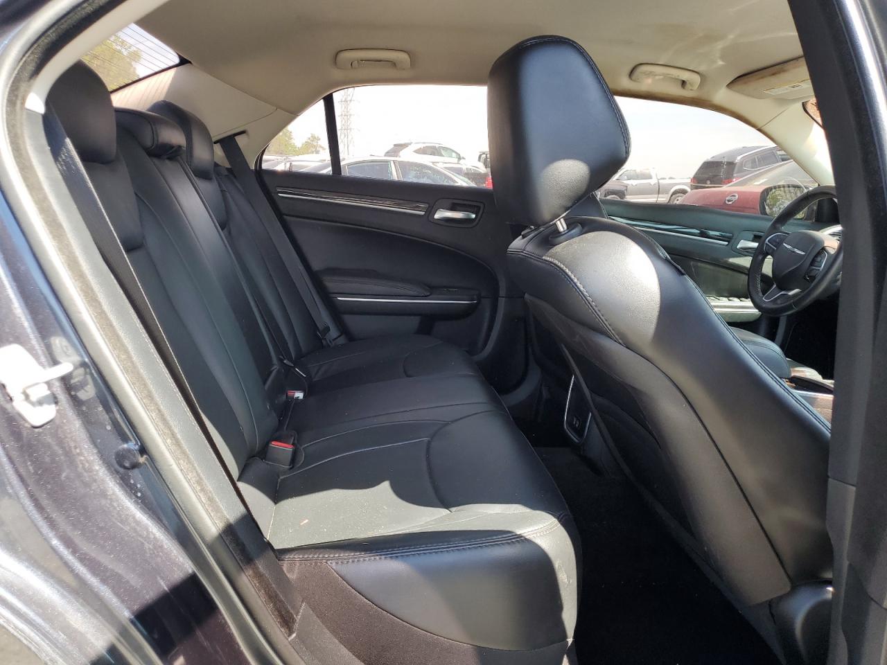 2016 Chrysler 300 - Image 10