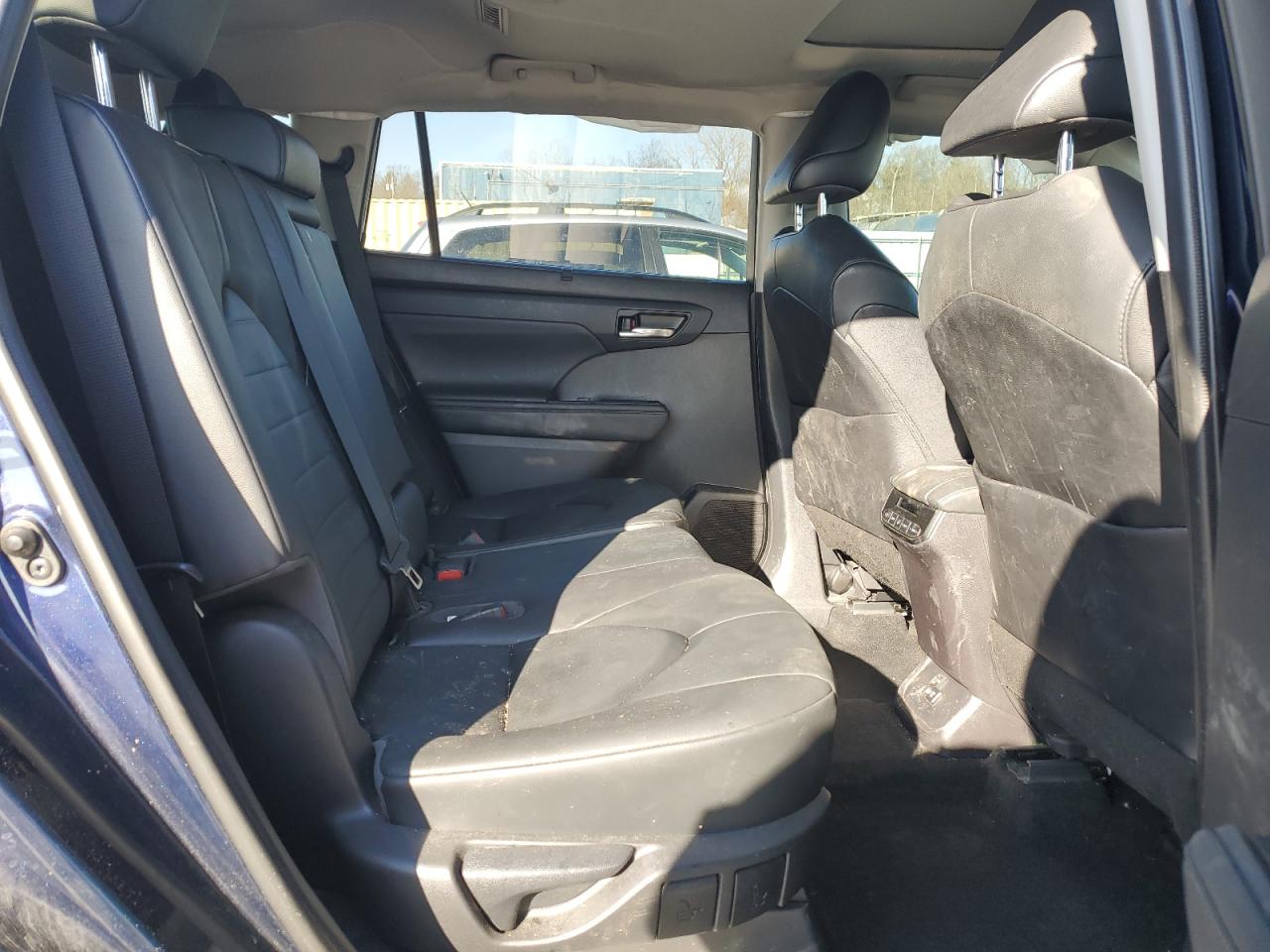 2021 Toyota Highlander - Image 12