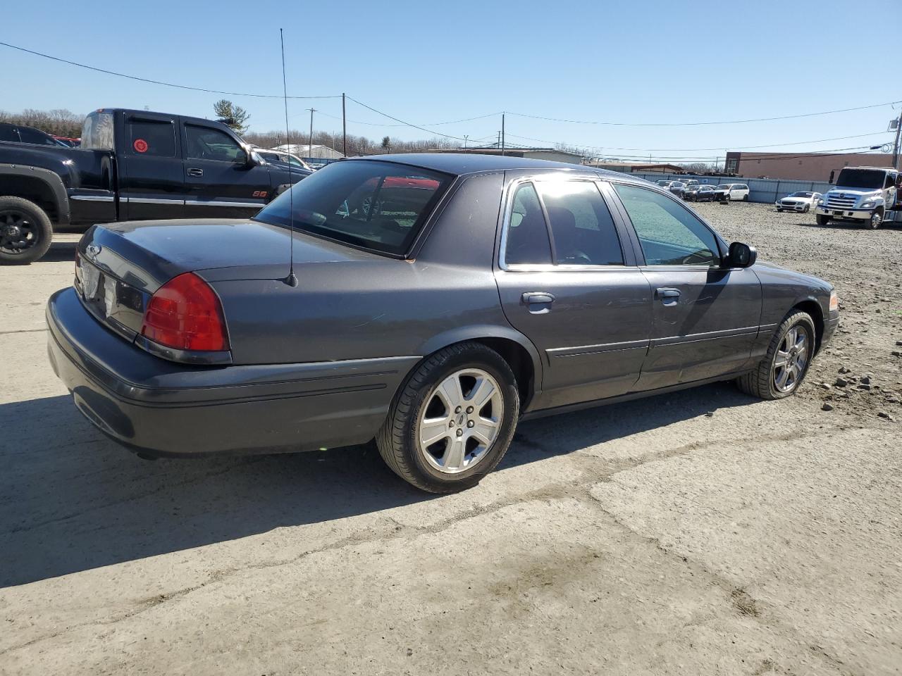 2005 Ford Crown Victoria - Image 3