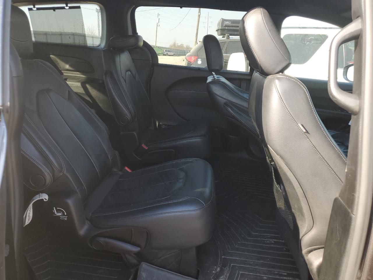 2018 Chrysler Pacifica - Image 11
