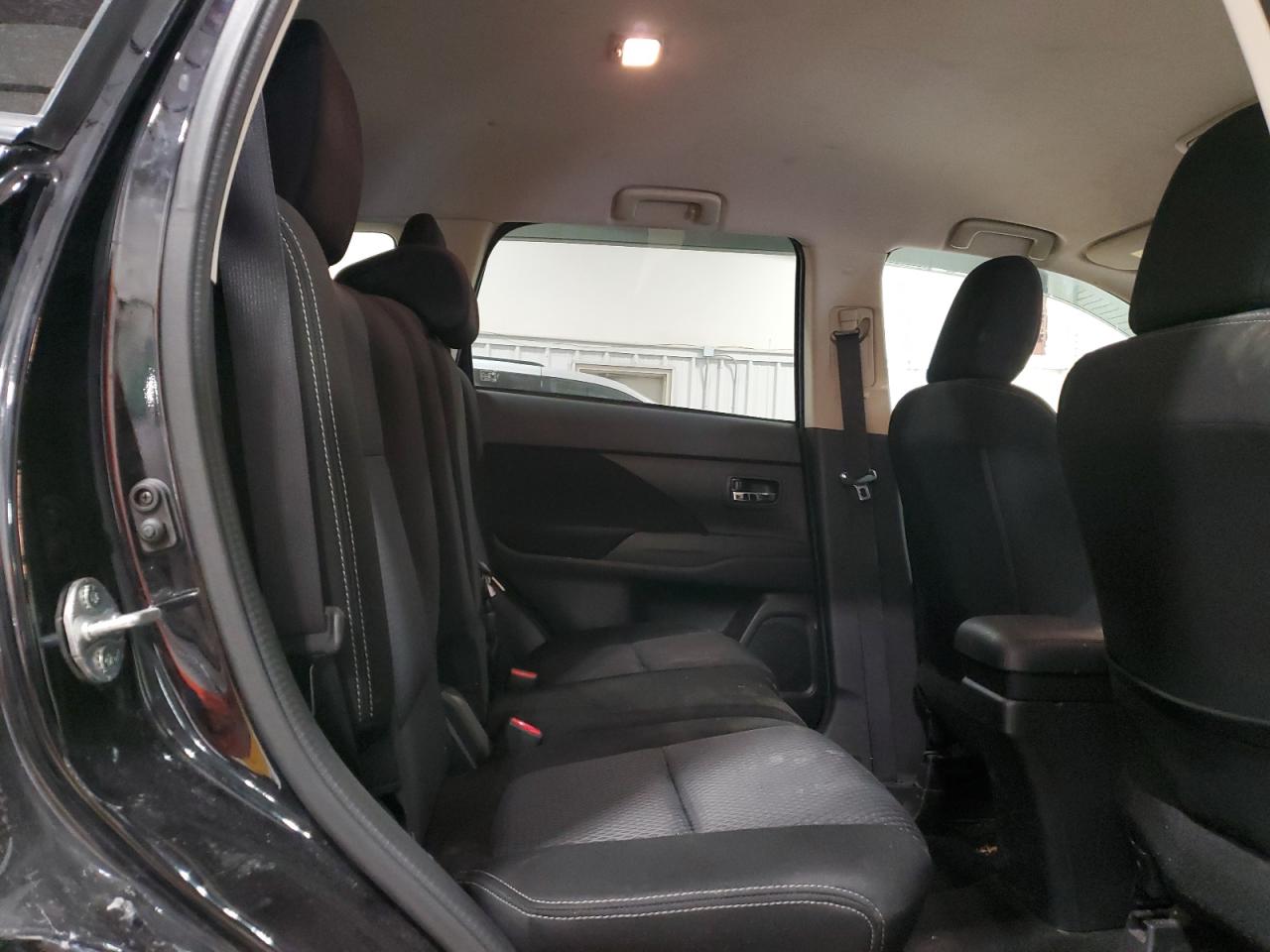 2016 Mitsubishi Outlander - Image 11