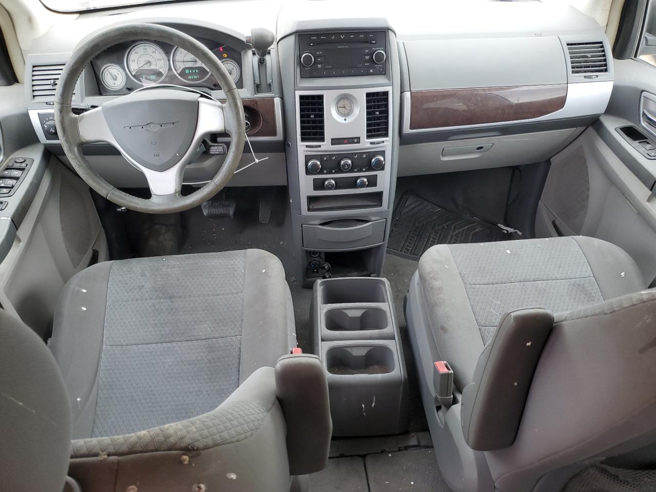 2009 Chrysler Town & Country - Image 8