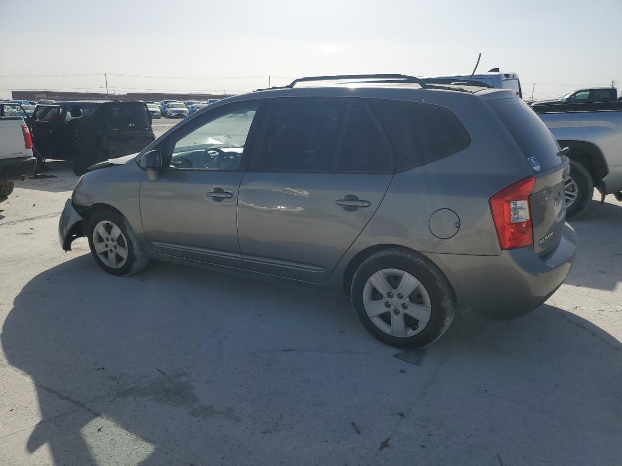 2009 Kia Rondo - Image 2