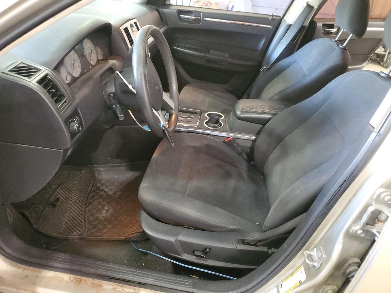 2010 Chrysler 300 - Image 7