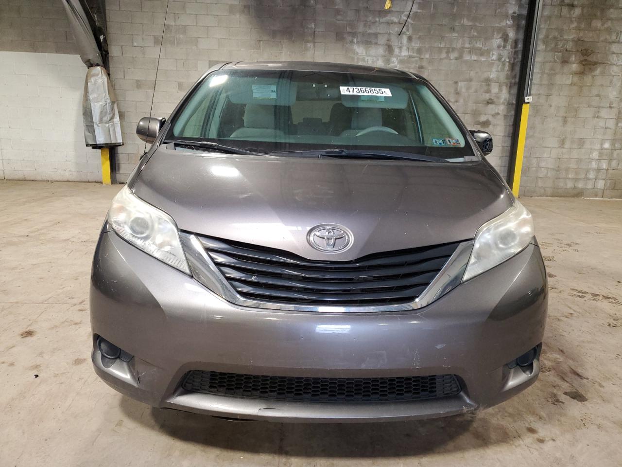 2012 Toyota Sienna - Image 5