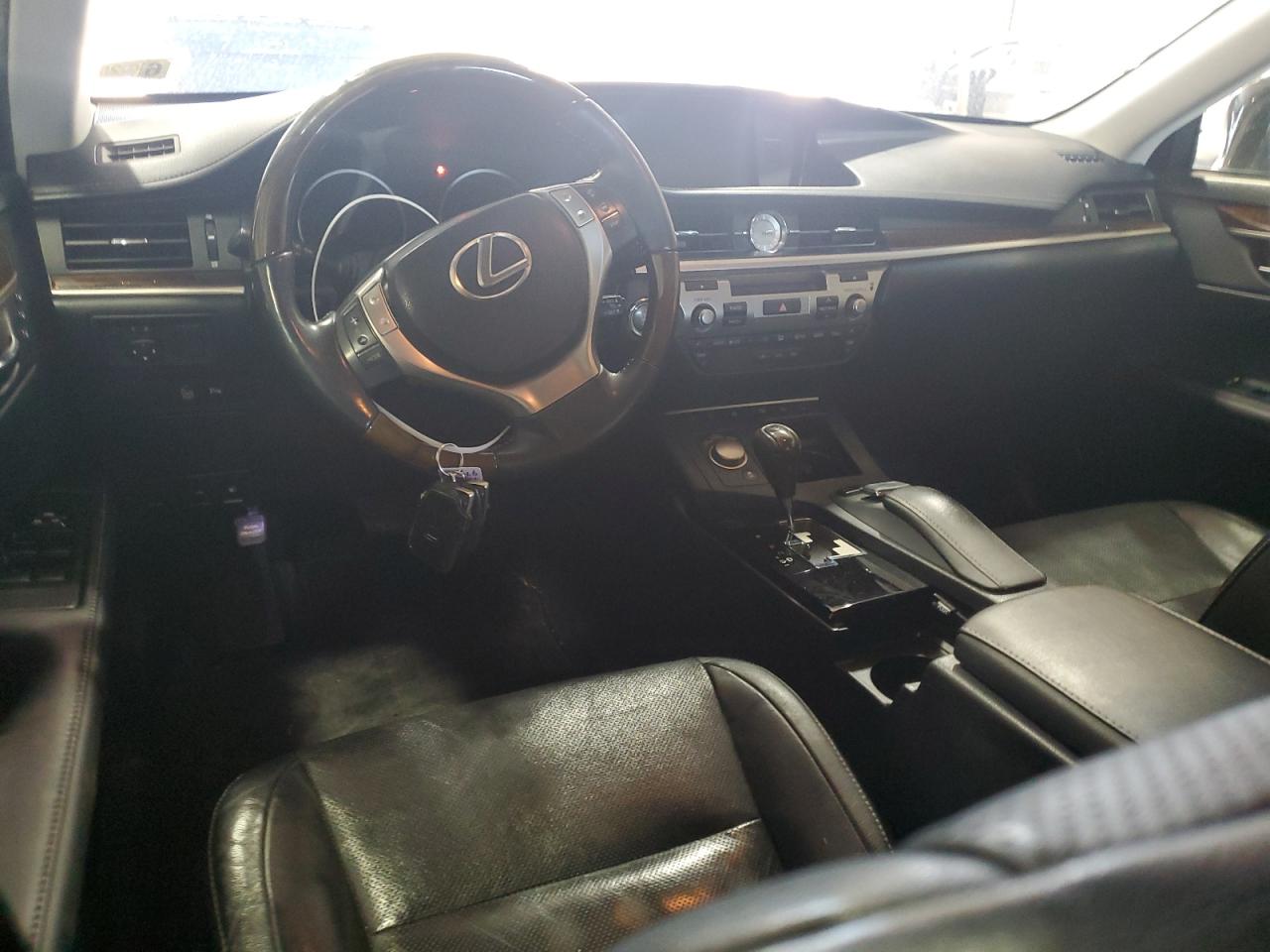 2015 Lexus ES - Image 8