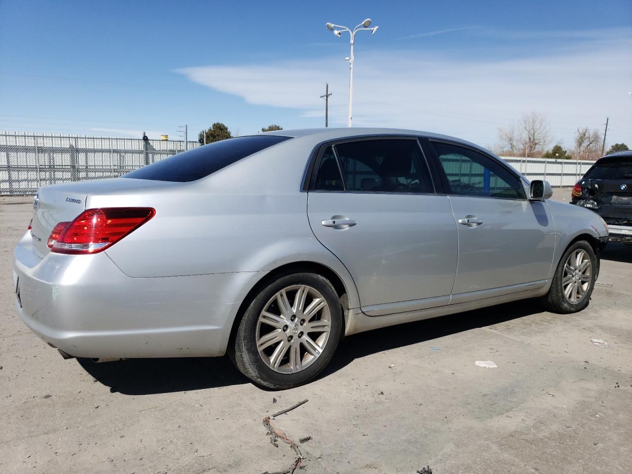 2005 Toyota Avalon - Image 3