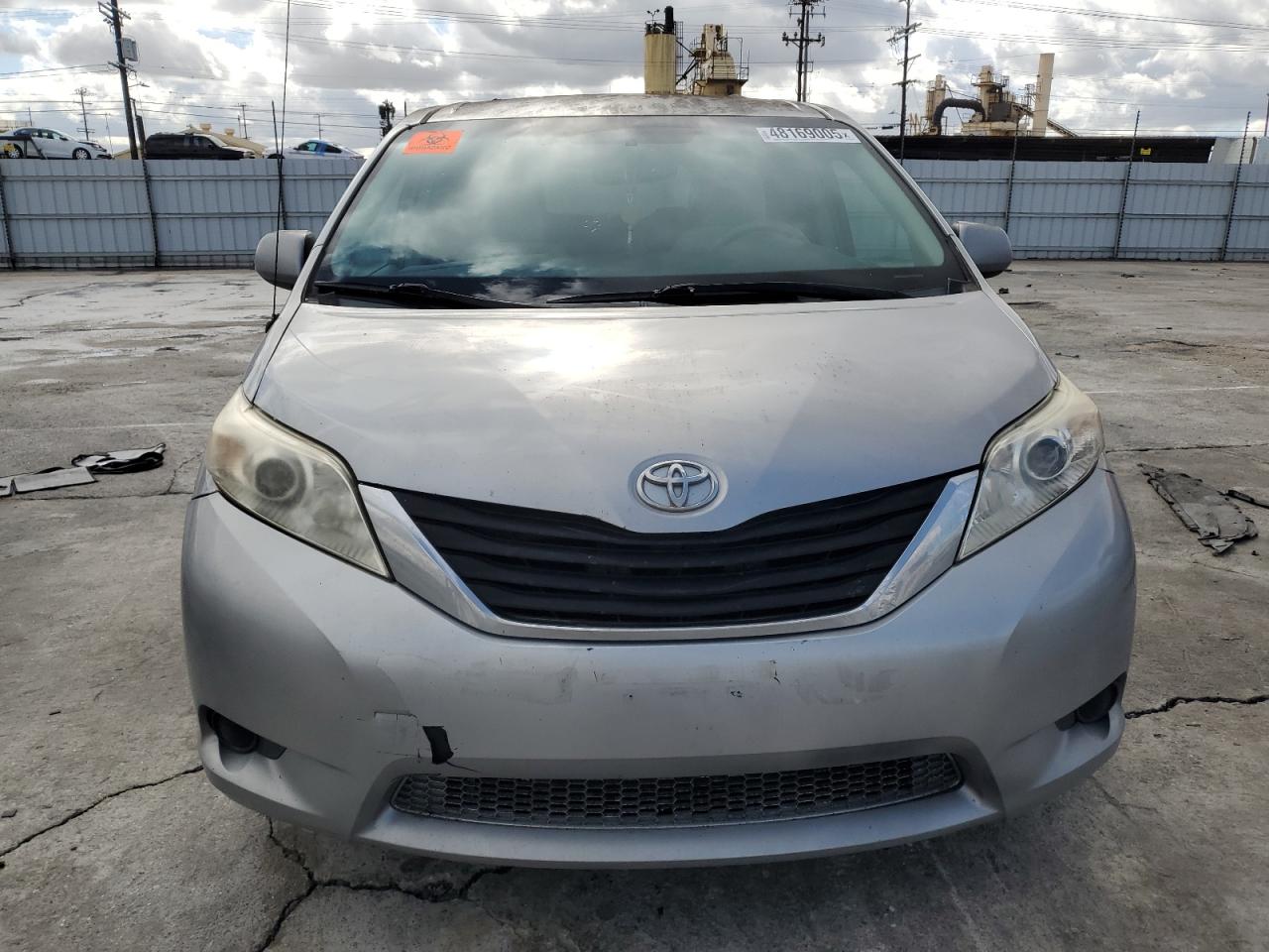 2011 Toyota Sienna - Image 5