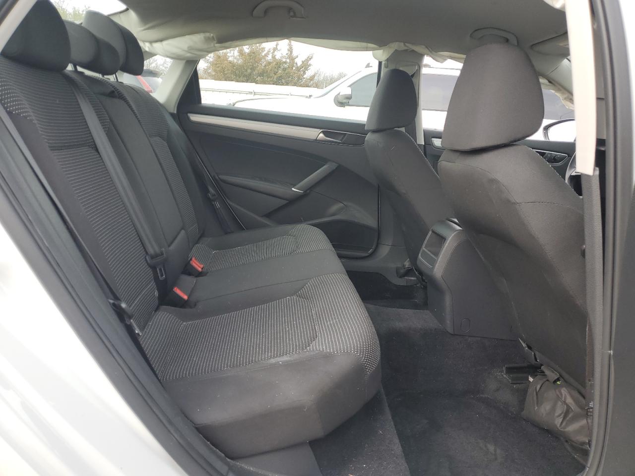 2018 Volkswagen Passat - Image 10