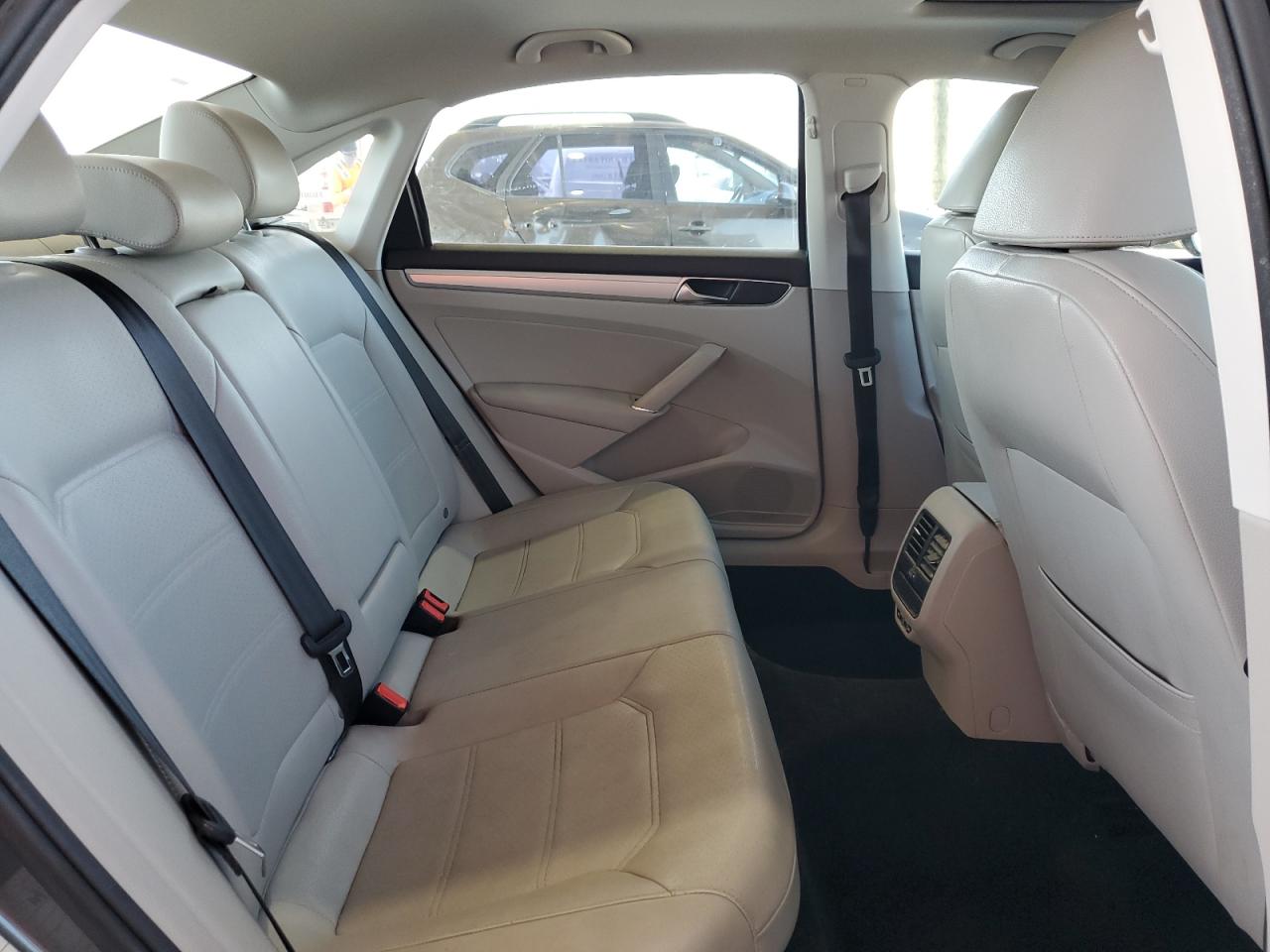 2019 Volkswagen Passat - Image 10