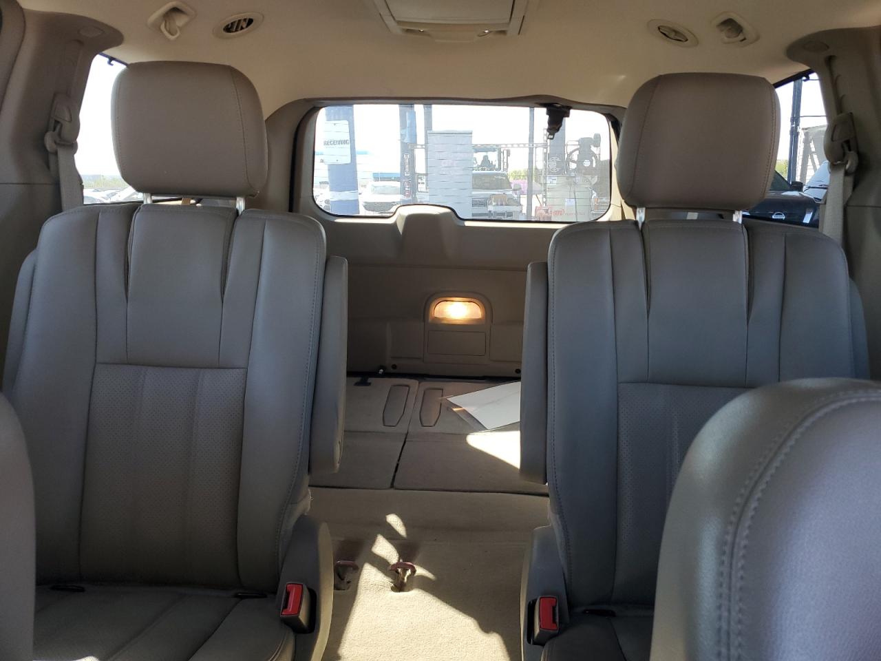 2014 Chrysler Town & Country - Image 10