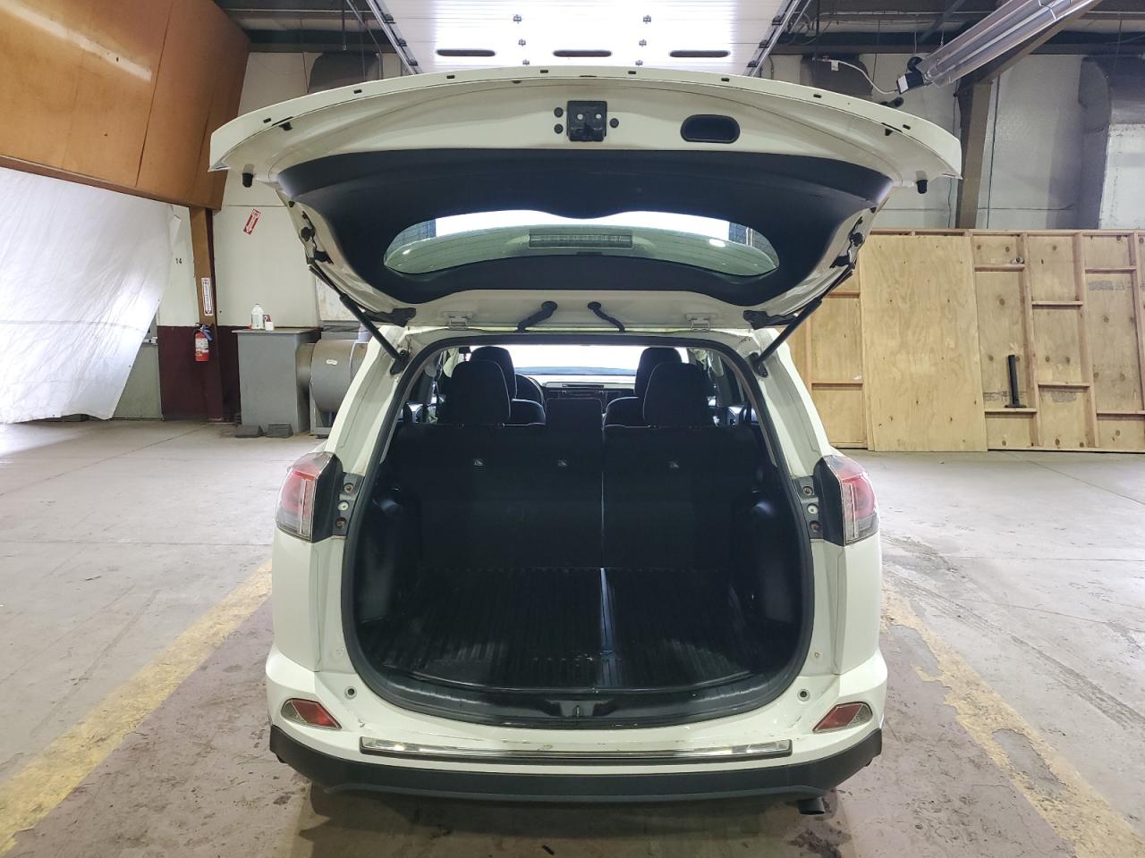 2018 Toyota RAV 4 - Image 6