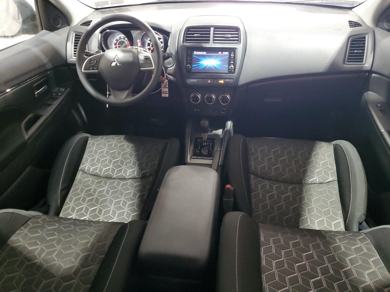 2024 Mitsubishi Outlander - Image 8