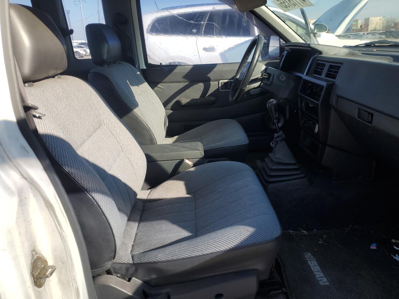 1993 Nissan Titan - Image 10