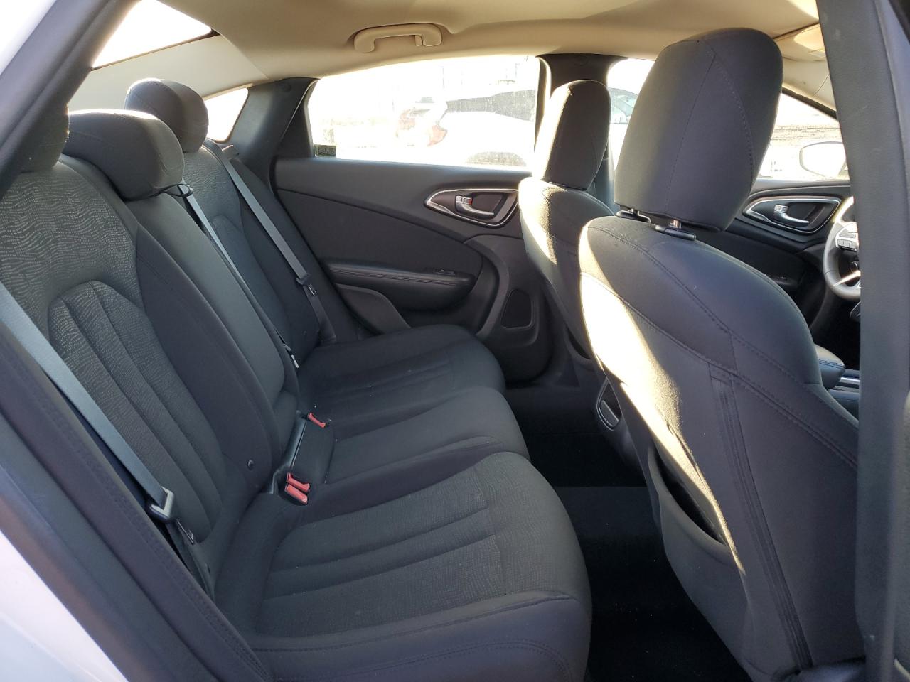2016 Chrysler 200 - Image 10