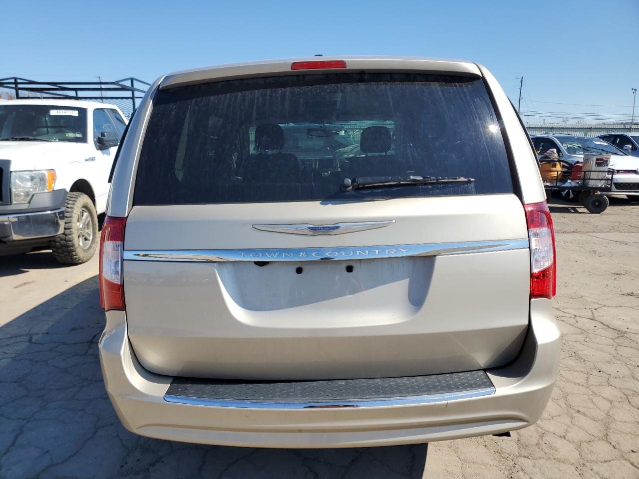 2015 Chrysler Town & Country - Image 6