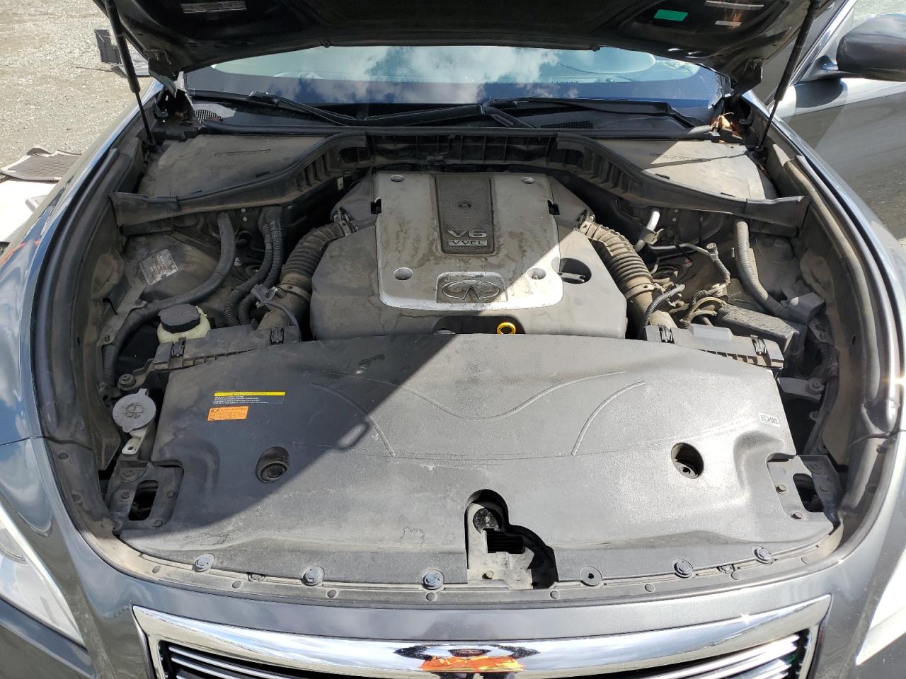 2011 Infiniti M - Image 12