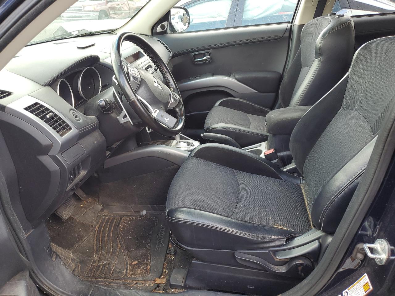 2013 Mitsubishi Outlander - Image 7