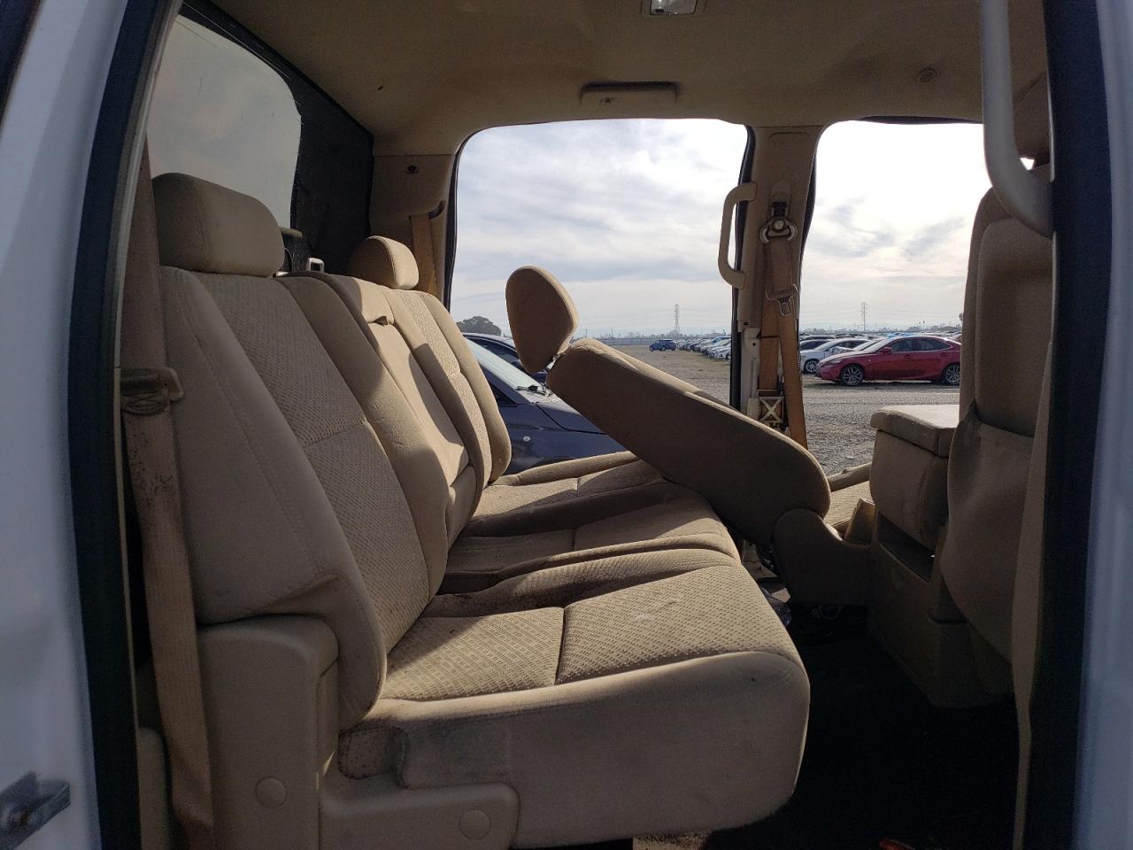 2007 Chevrolet Silverado - Image 10
