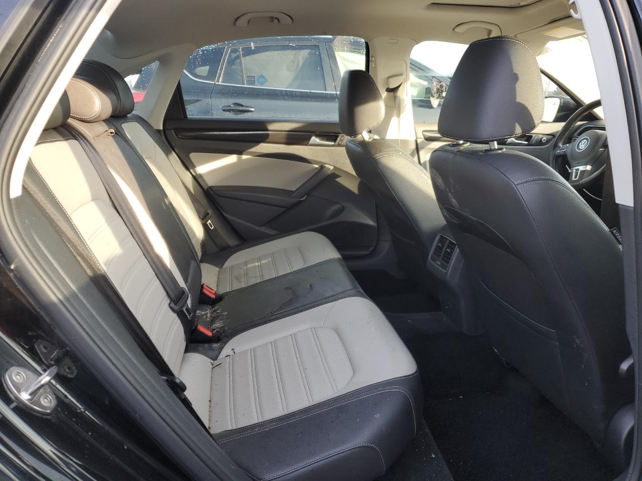 2015 Volkswagen Passat - Image 10