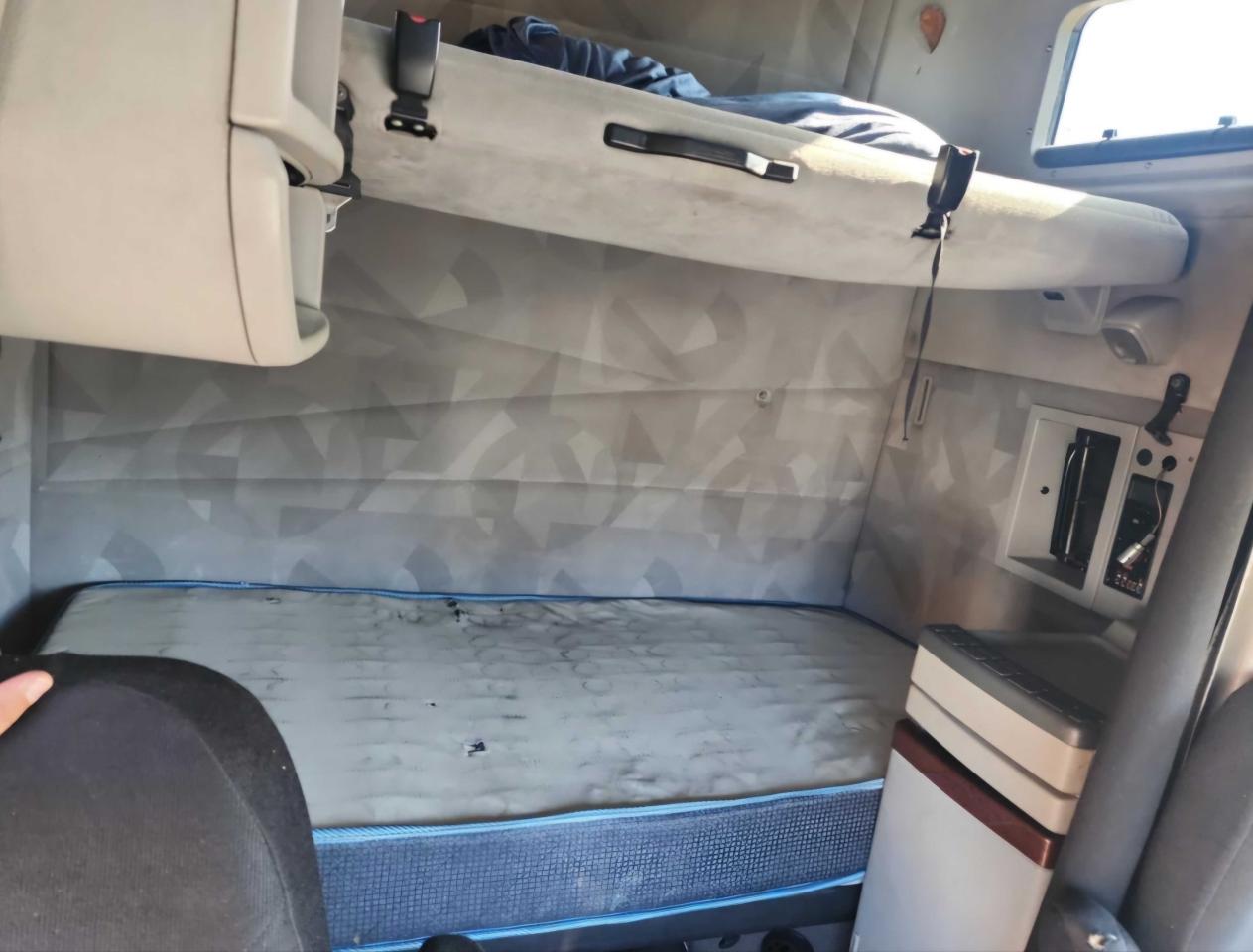 VIN: 4V4NC9EG1CN551024 VOLVO VN 2012 WHITE Photo 6