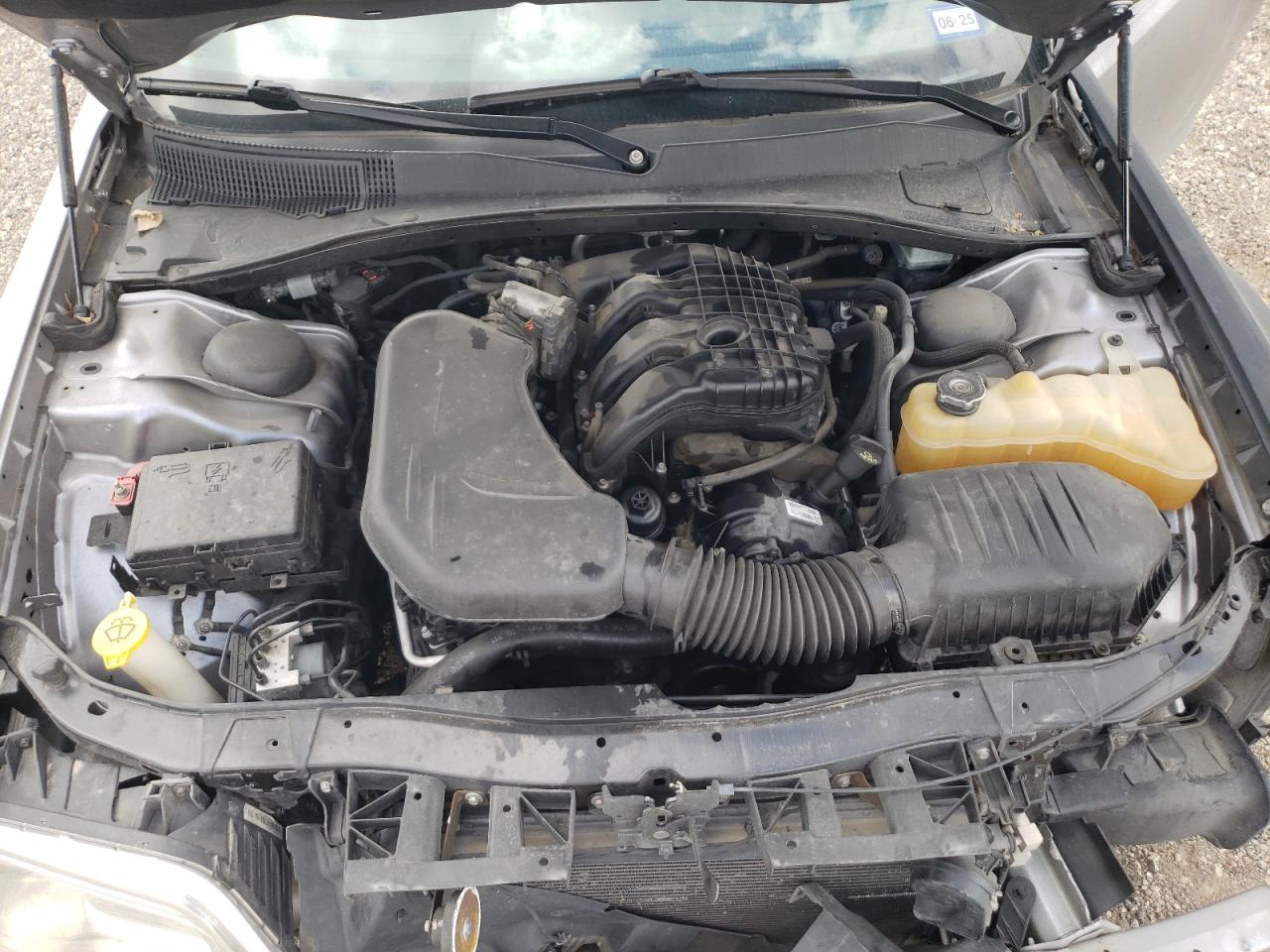2016 Chrysler 300 - Image 11