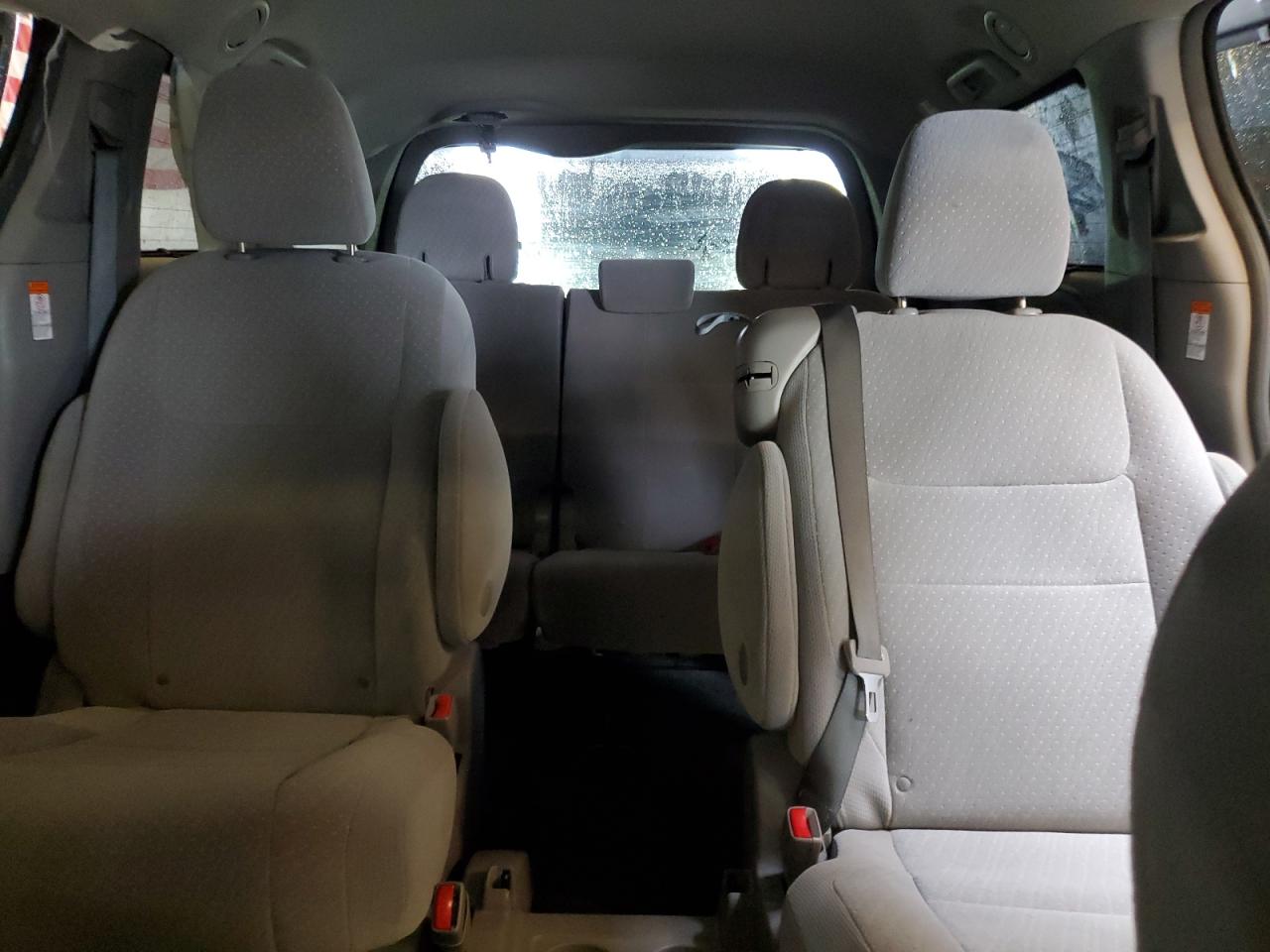 2017 Toyota Sienna - Image 10