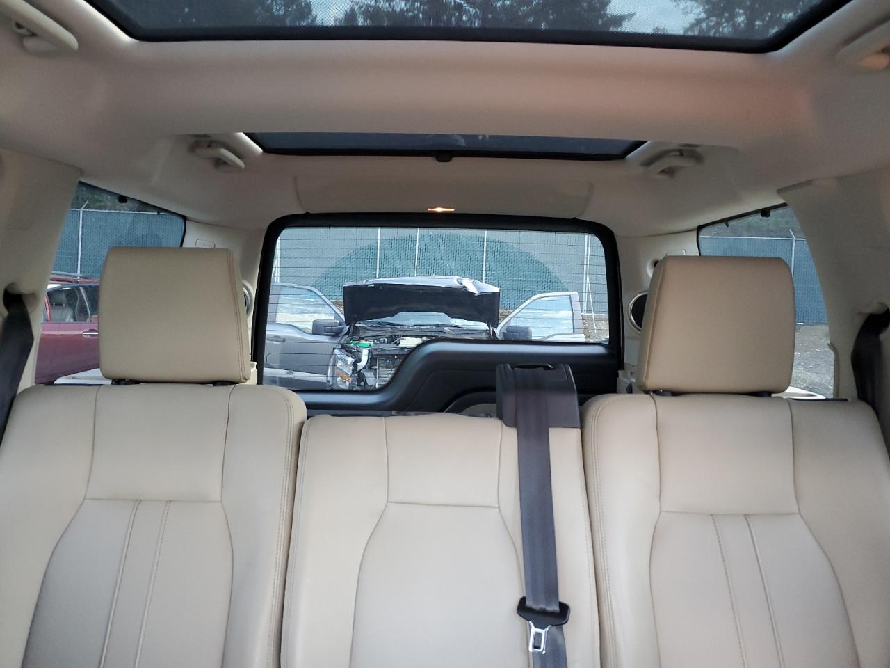 2016 Land Rover LR4 - Image 10
