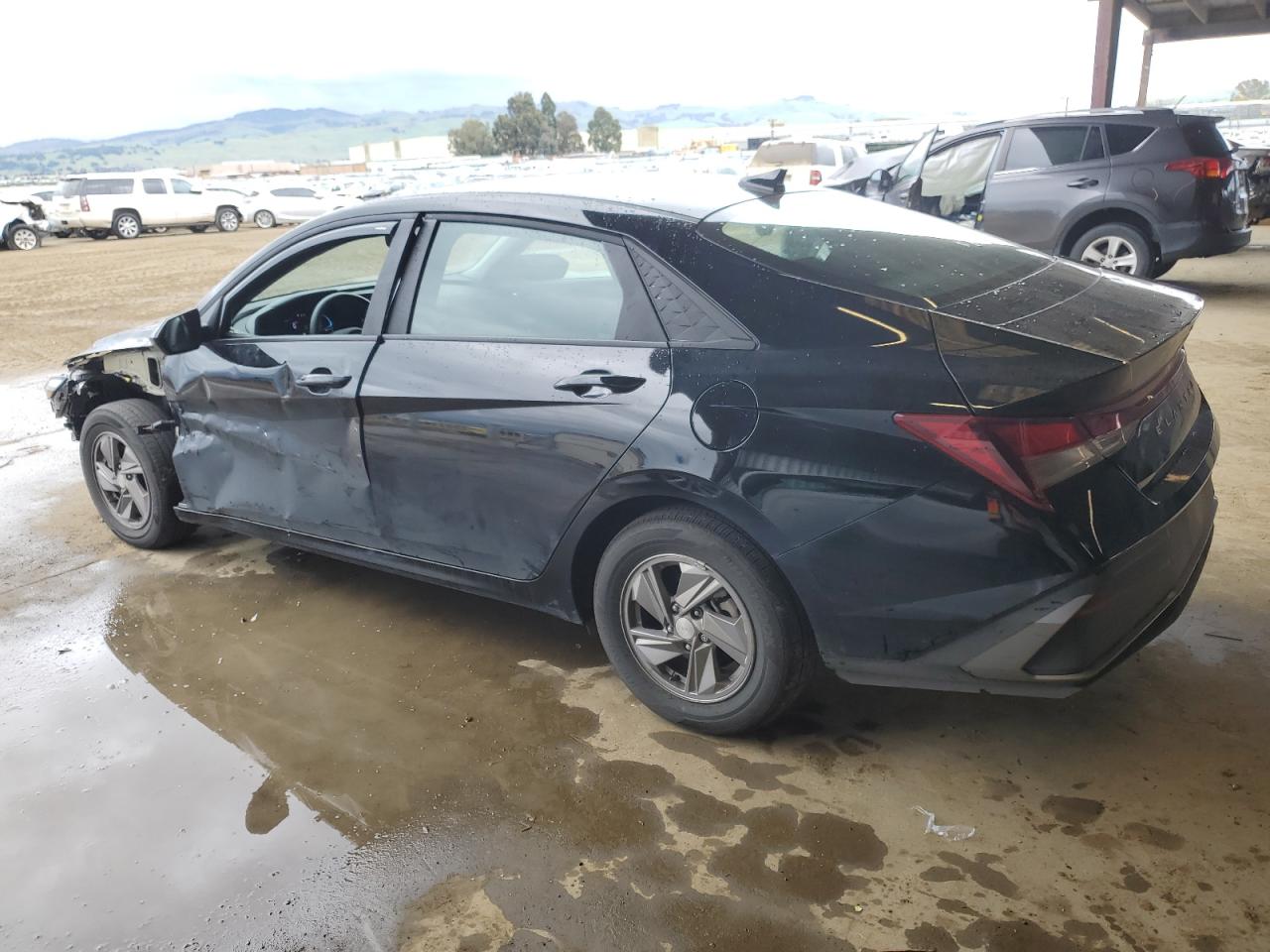 2024 Hyundai Elantra - Image 2