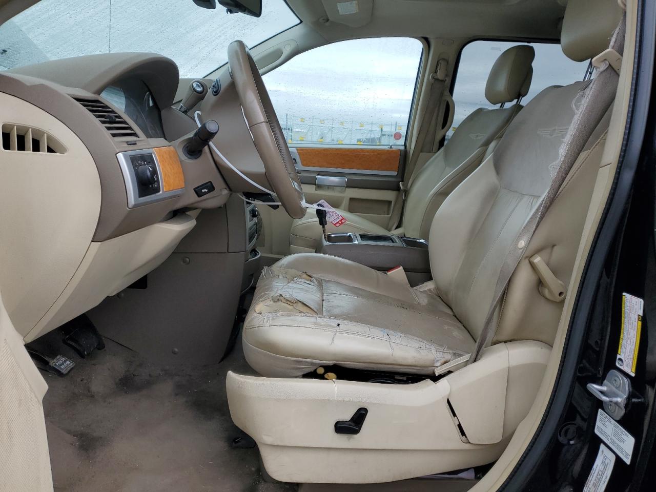 2010 Chrysler Town & Country - Image 7