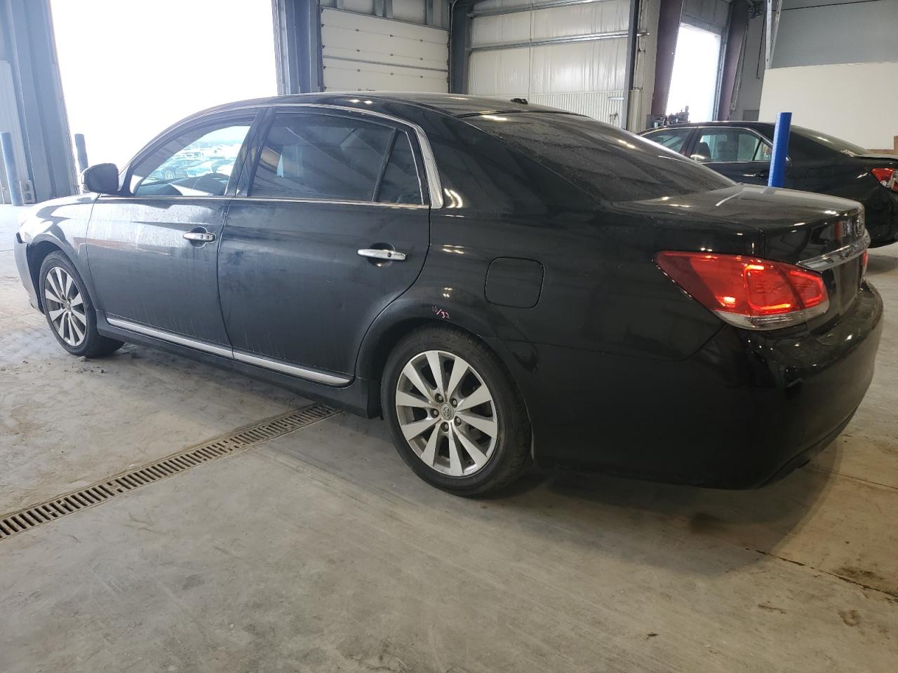 2011 Toyota Avalon - Image 2