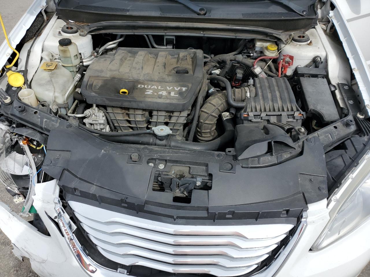2013 Chrysler 200 - Image 12