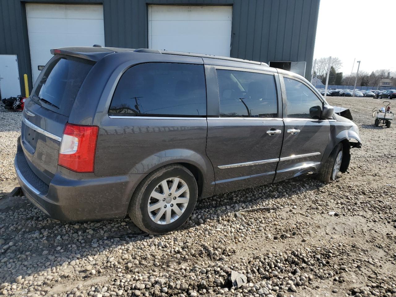 2016 Chrysler Town & Country - Image 3