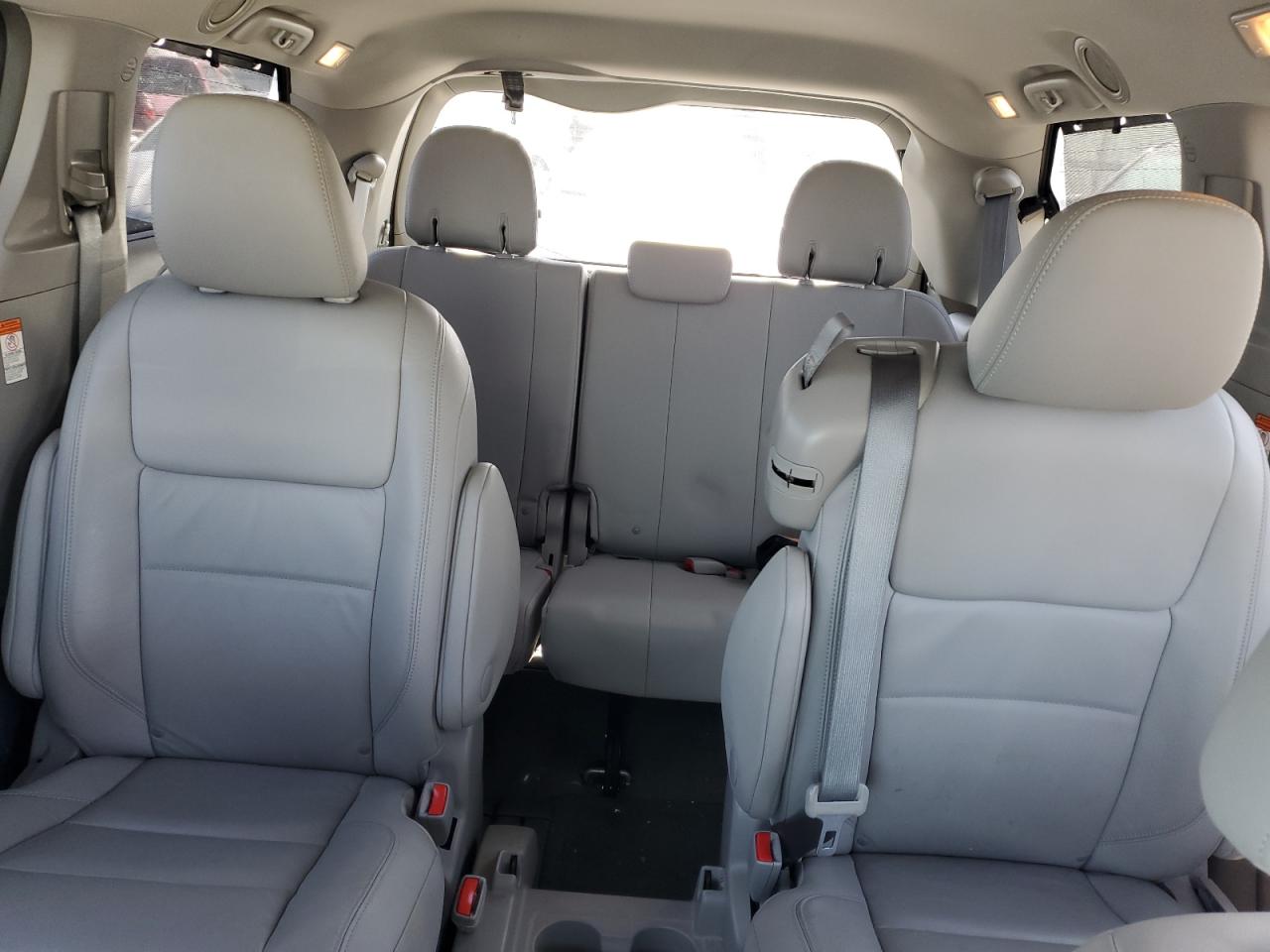 2015 Toyota Sienna - Image 10