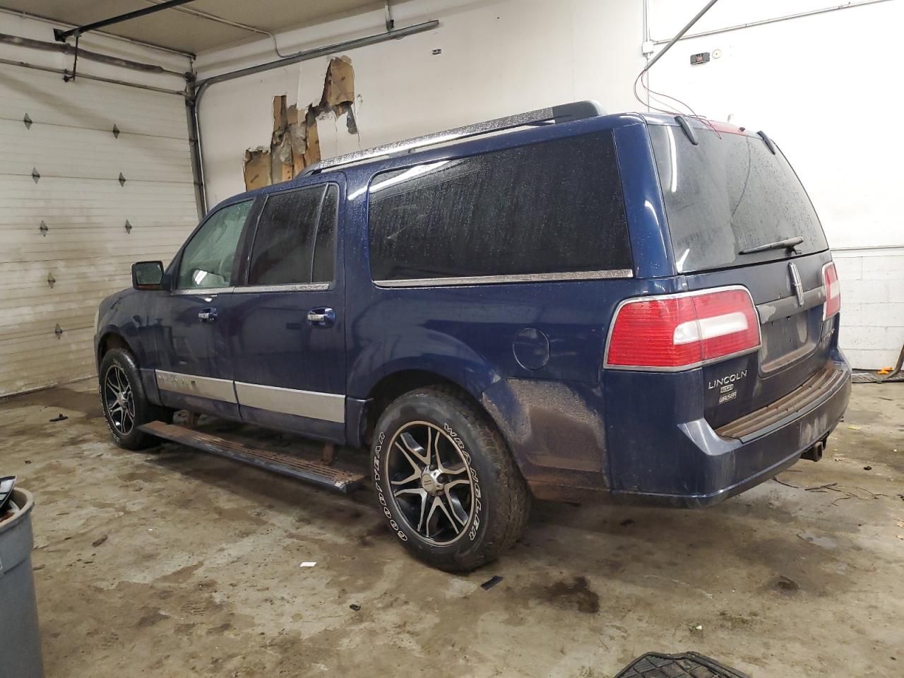 2010 Lincoln Navigator - Image 2